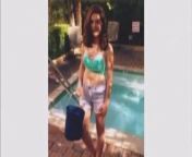 Emma Rose Kenney doing the ice bucket challenge from desafio do ice bucket chaleng