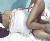 (Choda Chudi) Pakistani Areeba wearing half nude saree on bed with her boyfriend from poorna xray nude saree