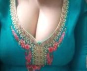 Big boobs desi aunty in dress shows cleavage from बड़े स्तन न चाची दरार