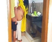 Neighbors fuck new Married wife while cutting vegetables in kitchen - Jabardast Chudai from indian new married wife sex