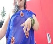 Auntee wearing a saree is in the mood for sex from मोसी में साड़ी उजागर स्वयं में इस कामुक वीडियो