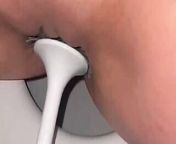 Licking public toilets in the hotel and playing with toilet brush from 低价代刷网加徽5003482小红书刷赞 vqx