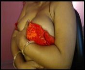 Hot desi girl is having fun by showing her youthful boobs to men. from men to men hot sex