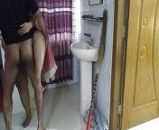 (Tamil Ma Ko Jabardasti Chudai Apni Beta) Stepmom rough fucked by stepson while sweeping the house - Cum inside big ass from indian ma beta sex video 3g