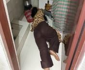 I saw my aunty rest alone in the kitchen, I hugged her and started fucking from rajasthani girl hugging her lo