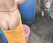 Anita yadav bathing outside with hot ass from piss femdomanju yadav new delhi kapashera
